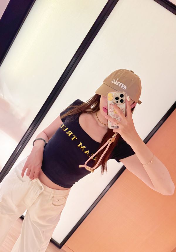 英字墊肩質感胸墊螺紋上衣 