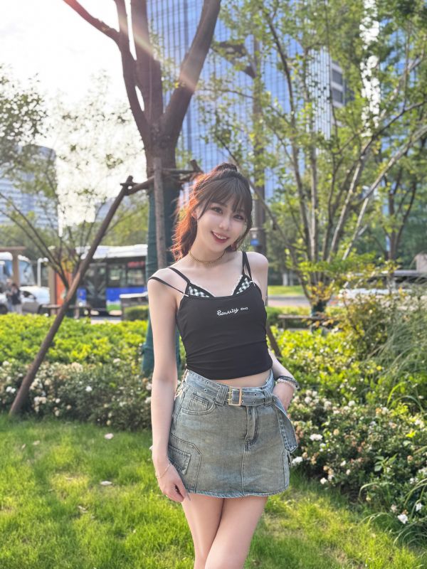 假兩件雙肩帶格子胸墊背心 