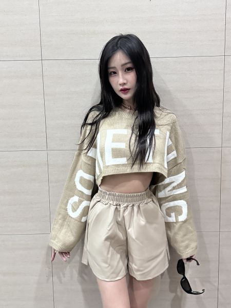 正韓針織大英字短板上衣 