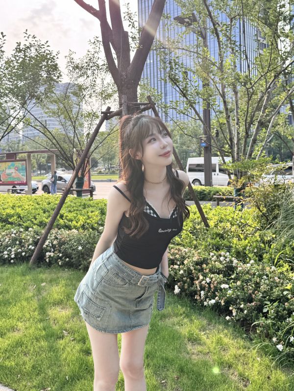 假兩件雙肩帶格子胸墊背心 