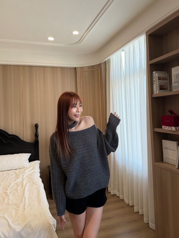 掛脖坑條針織設計感上衣 