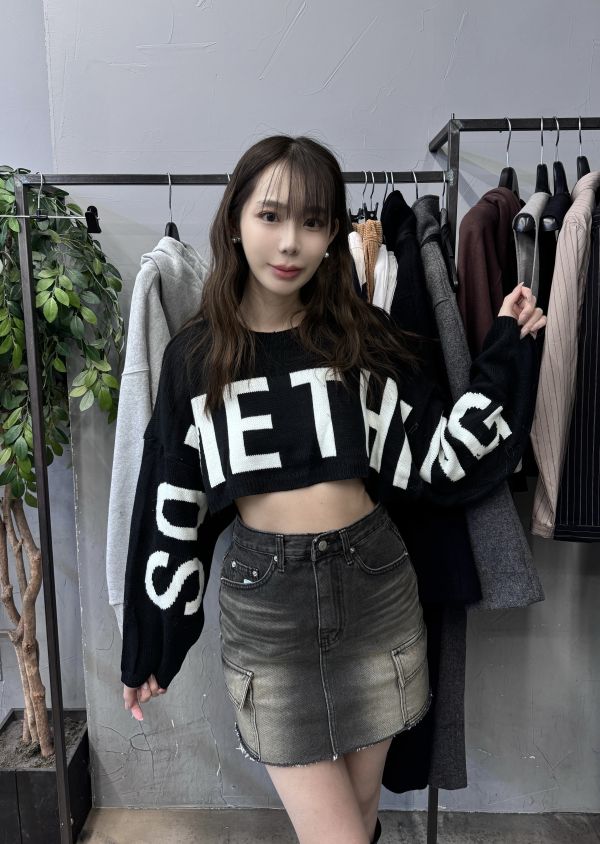 正韓針織大英字短板上衣 