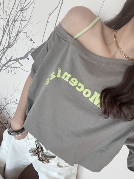 斜肩英字設計感上衣 