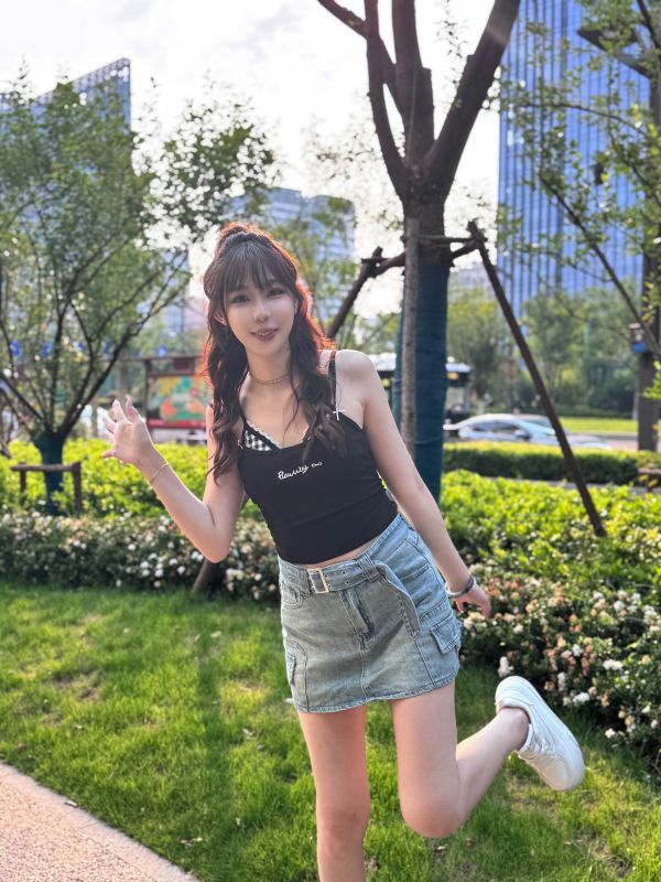 假兩件雙肩帶格子胸墊背心 