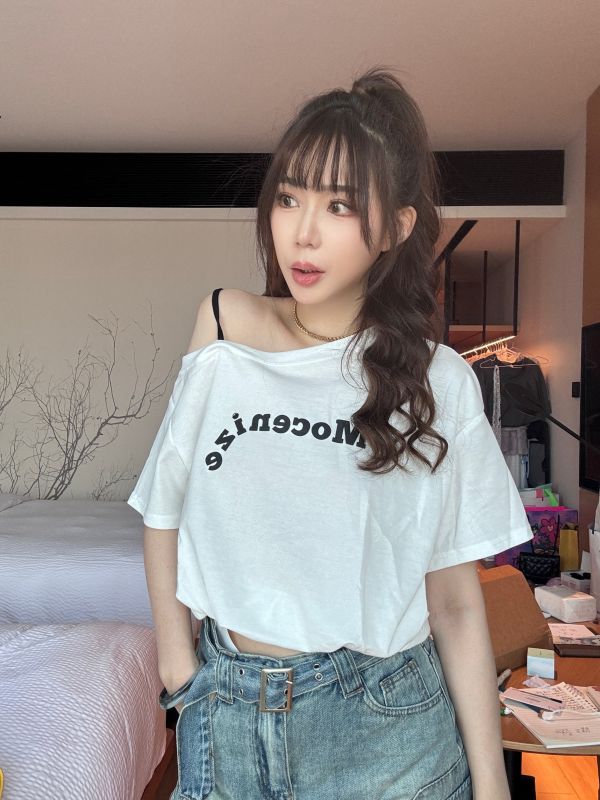 斜肩英字設計感上衣 