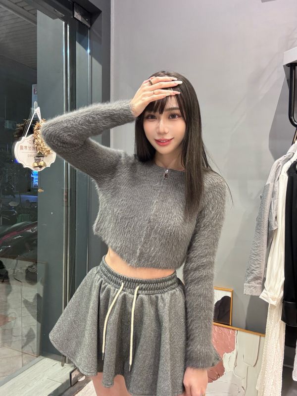 軟毛毛質感設計款拉鍊短板上衣 