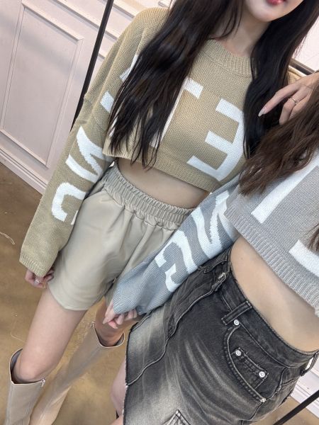 正韓針織大英字短板上衣 
