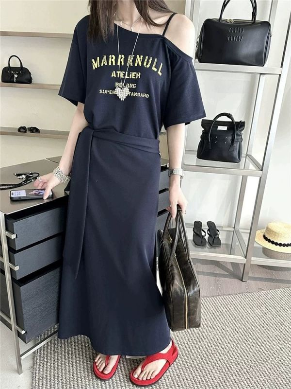 英字斜肩綁帶彈性質感長洋 