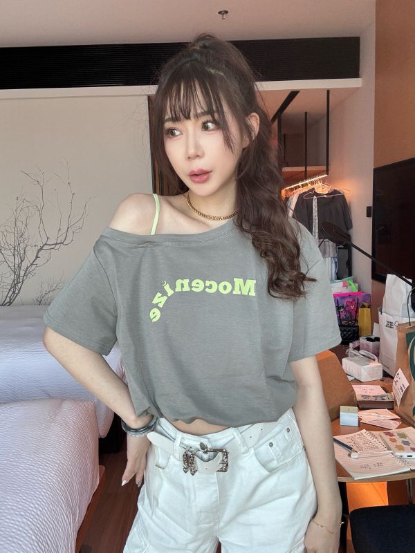 斜肩英字設計感上衣 