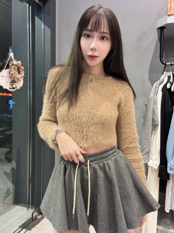 軟毛毛質感設計款拉鍊短板上衣 