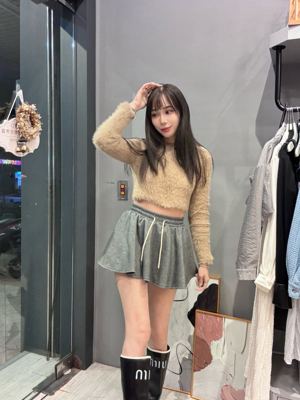 軟毛毛質感設計款拉鍊短板上衣 