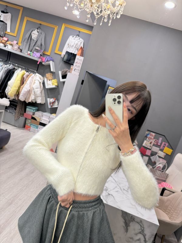 軟毛毛質感設計款拉鍊短板上衣 