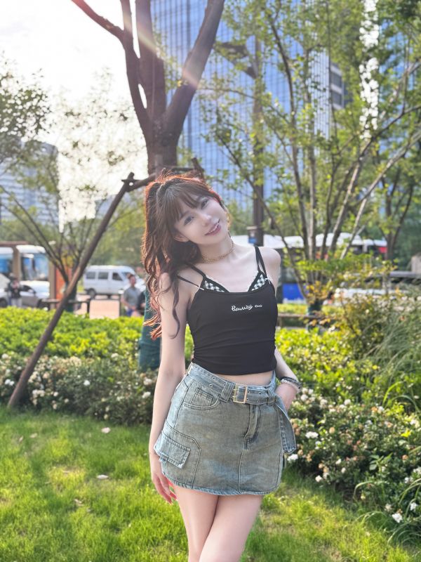 假兩件雙肩帶格子胸墊背心 