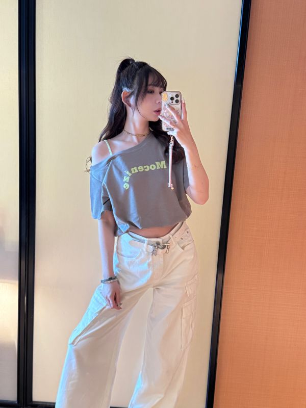 斜肩英字設計感上衣 