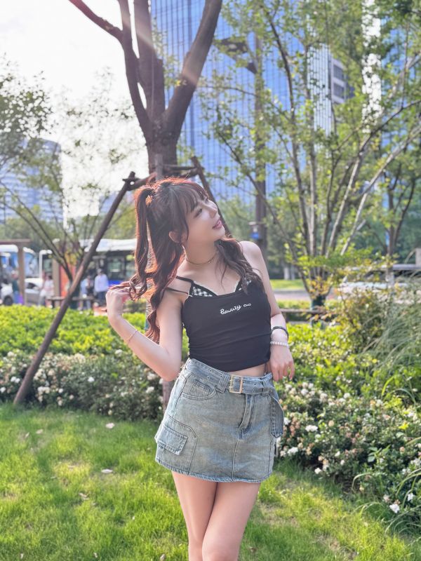 假兩件雙肩帶格子胸墊背心 