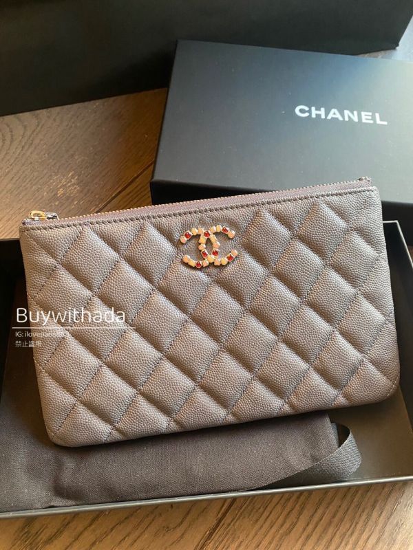 CHANEL 23K 限量琉璃雙C LOGO 高級灰荔枝皮ㄧ字手拿包 buywithada,france,全球代購,歐洲,exquisite,quality goods,posh,fancy,luxurious