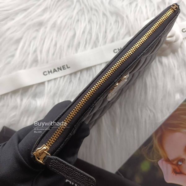CHANEL 24S 最新雕刻金屬logo 黑荔枝牛 手拿包 buywithada,france,全球代購,歐洲,exquisite,quality goods,posh,fancy,luxurious