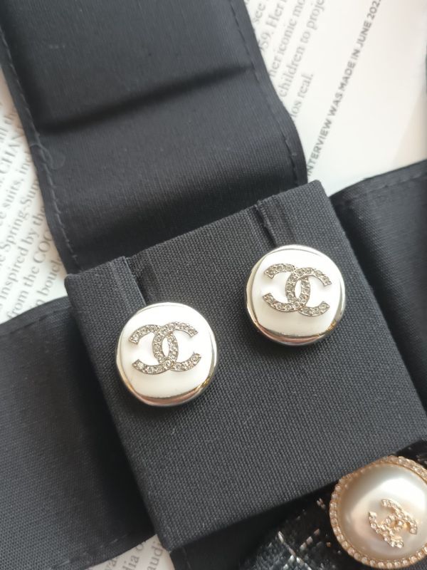 CHANEL 25C 最新渡假系列 白色CC 耳針 buywithada,france,全球代購,歐洲,exquisite,quality goods,posh,fancy,luxurious