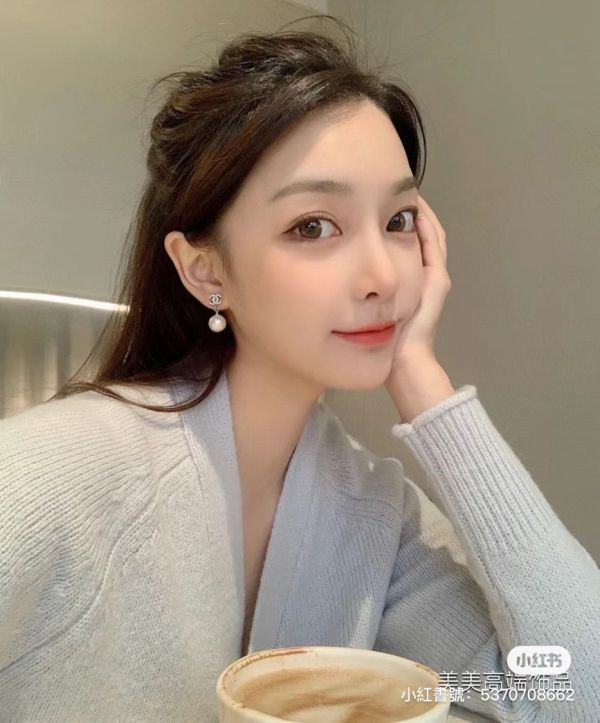 CHANEL 經典款珍珠小 CC LOGO 耳針 buywithada,france,全球代購,歐洲,exquisite,quality goods,posh,fancy,luxurious