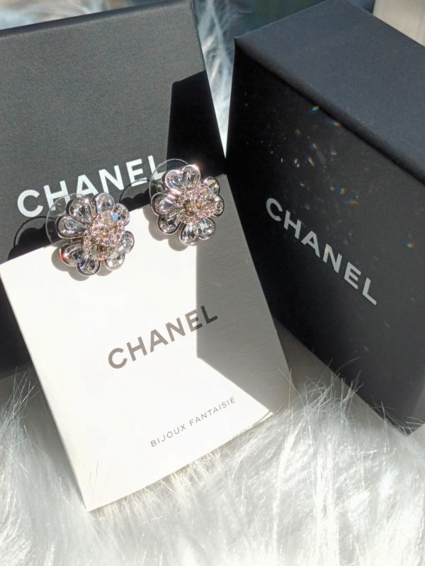 台灣現貨 CHANEL 幸運草 超閃水鑽耳針 buywithada,france,全球代購,歐洲,exquisite,quality goods,posh,fancy,luxurious