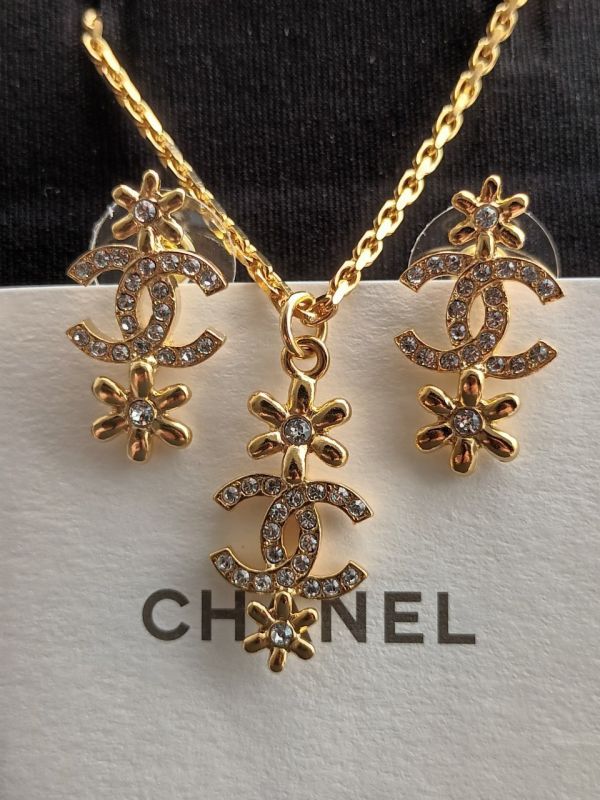 CHANEL 水鑽CC 色小花花耳針 buywithada,france,全球代購,歐洲,exquisite,quality goods,posh,fancy,luxurious