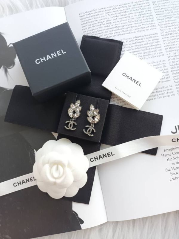 台灣現貨 甜甜價 CHANEL 麥穗造型銀色水鑽 CC 耳針 buywithada,france,全球代購,歐洲,exquisite,quality goods,posh,fancy,luxurious