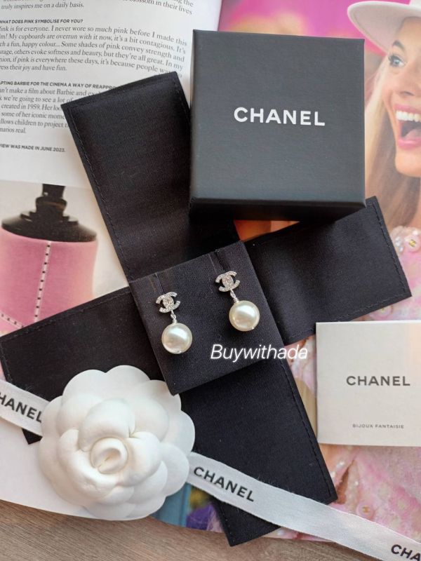 CHANEL 經典款珍珠小 CC LOGO 耳針 buywithada,france,全球代購,歐洲,exquisite,quality goods,posh,fancy,luxurious