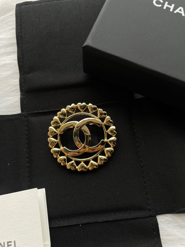 CHANEL 金色愛心logo胸針 現貨甜甜價 buywithada,france,全球代購,歐洲,exquisite,quality goods,posh,fancy,luxurious