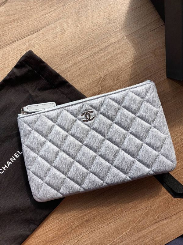 CHANEL 24P 藍灰色荔枝手拿包 中號 