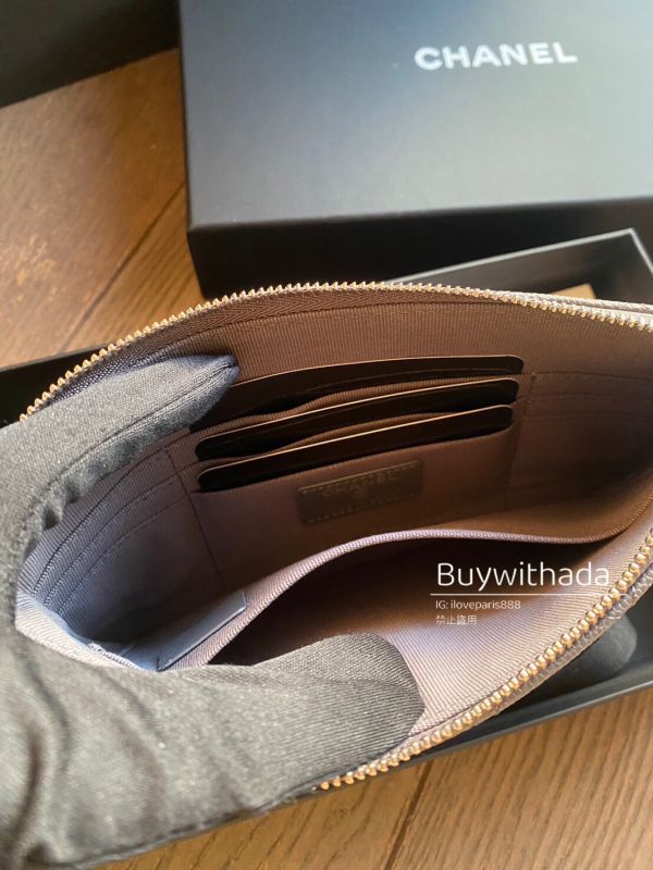 CHANEL 23K 限量琉璃雙C LOGO 高級灰荔枝皮ㄧ字手拿包 buywithada,france,全球代購,歐洲,exquisite,quality goods,posh,fancy,luxurious