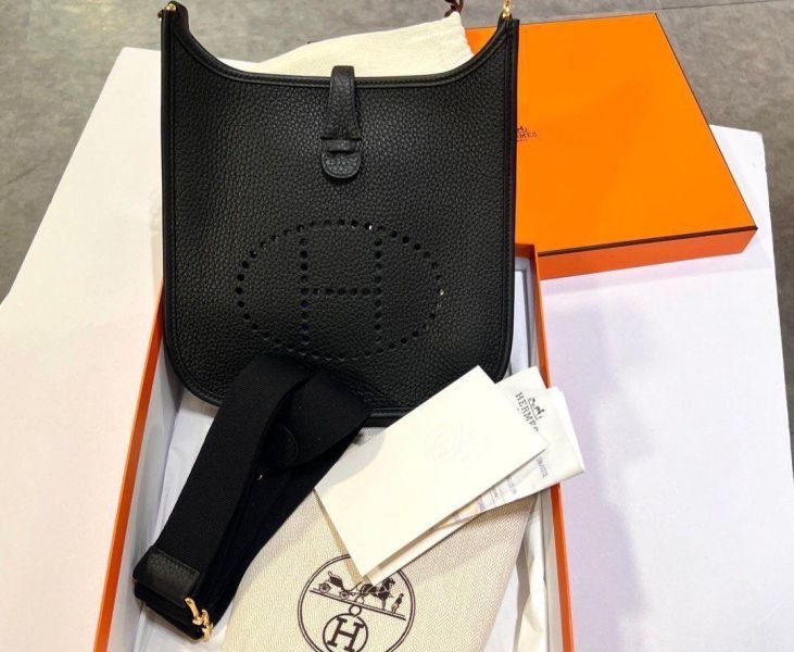 Hermes evelyne 23 黑金 現貨新鮮抵台 代購,精品,ADA商店,網路商城,預約面交,buywithada,france,全球代購,歐洲,hermes,CHANEL,celine,lv,balenciaga,香奈兒,愛馬仕,路易威登,巴黎世家,VCA,CHROME HEARTS,克羅心,梵克雅寶,勾雅,高雅德,GOYARD
