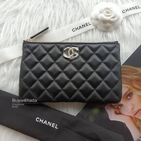 CHANEL 24S 最新雕刻金屬logo 黑荔枝牛 手拿包 buywithada,france,全球代購,歐洲,exquisite,quality goods,posh,fancy,luxurious