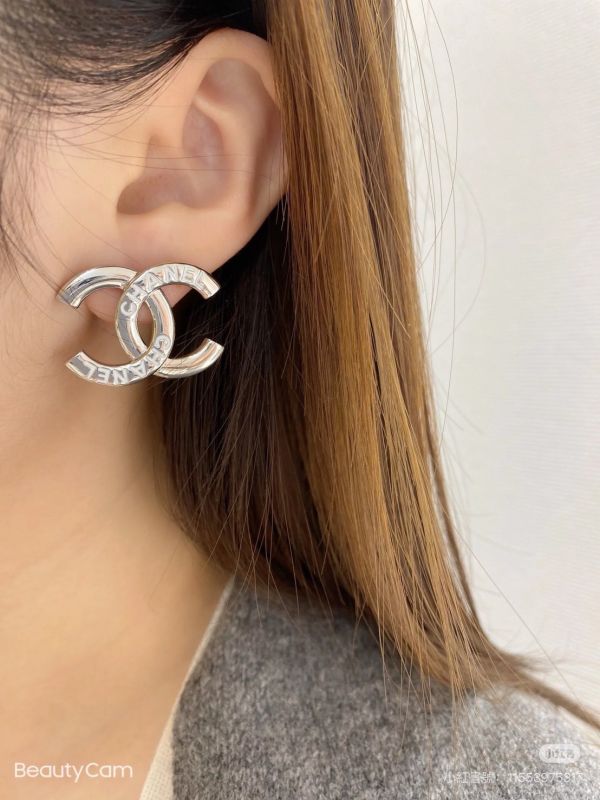 CHANEL 25P 刻白色字母耳夾 buywithada,france,全球代購,歐洲,exquisite,quality goods,posh,fancy,luxurious