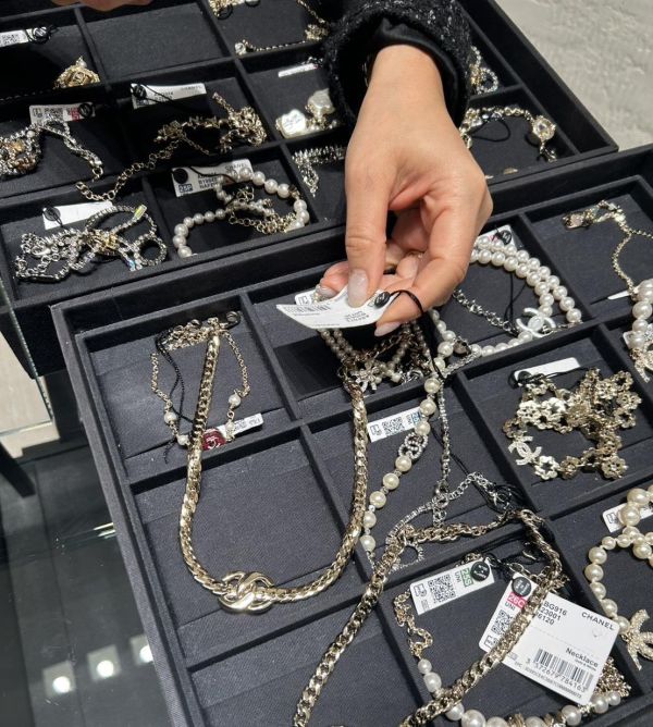 Chanel 淡金色寬版蛇骨鍊  Jennie 同款 台灣現貨 ADA商店,網路商城,只售真品,品質保證,歡迎預約面交buywithada,france,全球代購,歐洲,quality goods,fancy,CHANEL