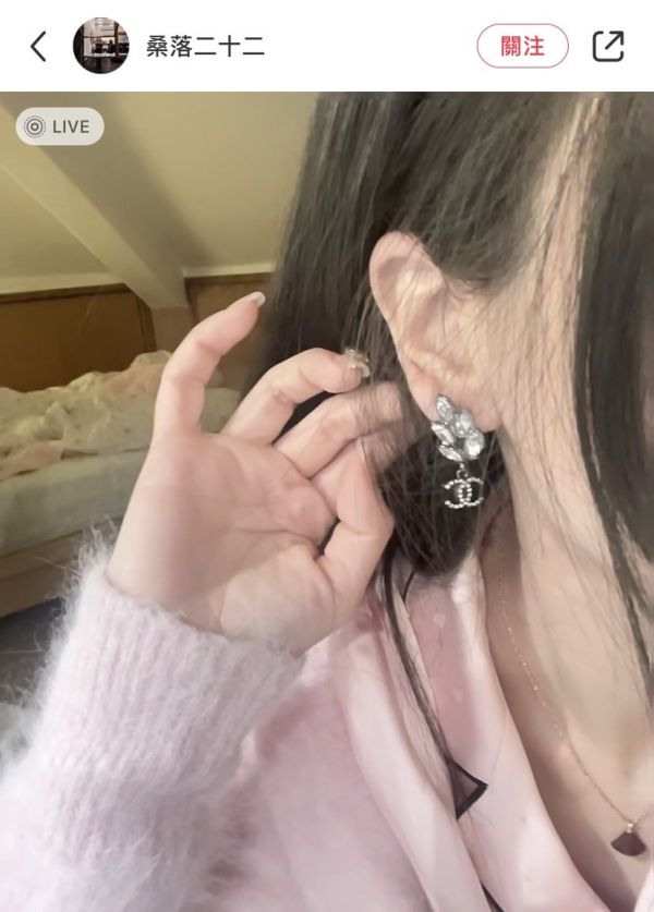 台灣現貨 甜甜價 CHANEL 麥穗造型銀色水鑽 CC 耳針 buywithada,france,全球代購,歐洲,exquisite,quality goods,posh,fancy,luxurious