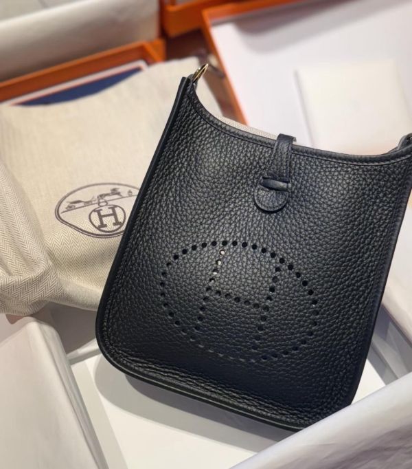 Hermes evelyne 23 黑金 代購,精品,ADA商店,網路商城,預約面交,buywithada,france,全球代購,歐洲,hermes,CHANEL,celine,lv,balenciaga,香奈兒,愛馬仕,路易威登,巴黎世家,VCA,CHROME HEARTS,克羅心,梵克雅寶,勾雅,高雅德,GOYARD