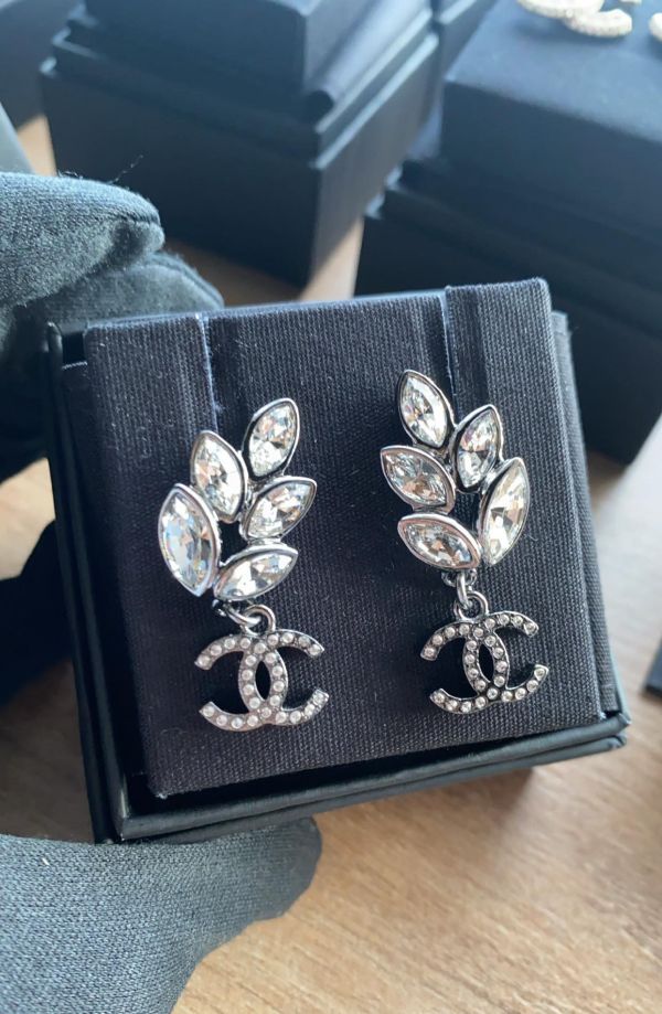 台灣現貨 甜甜價 CHANEL 麥穗造型銀色水鑽 CC 耳針 buywithada,france,全球代購,歐洲,exquisite,quality goods,posh,fancy,luxurious