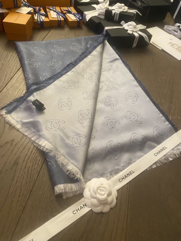 CHANEL 24P 絲質圍巾披肩 雙面用 牛仔色 210*133 cm 藍色/銀色 超美^^ buywithada,france,全球代購,歐洲,exquisite,quality goods,posh,fancy,luxurious