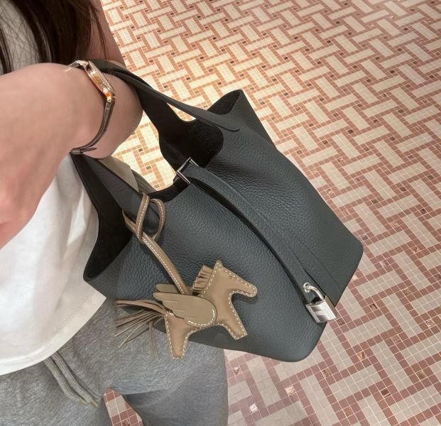 Hermès Picotin18 H0 霧霾灰銀釦現貨 代購,精品,ADA商店,網路商城,預約面交,buywithada,france,全球代購,歐洲,hermes,CHANEL,celine,lv,balenciaga,香奈兒,愛馬仕,路易威登,巴黎世家,VCA,CHROME HEARTS,克羅心,梵克雅寶,勾雅,高雅德,GOYARD