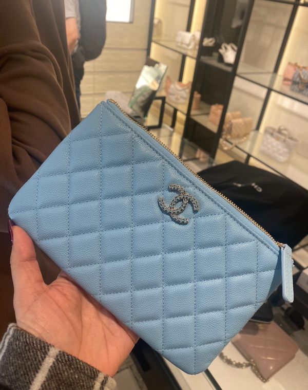 CHANEL 水鑽雙C LOGO 手拿包中號 寶寶藍 buywithada,france,全球代購,歐洲,exquisite,quality goods,posh,fancy,luxurious