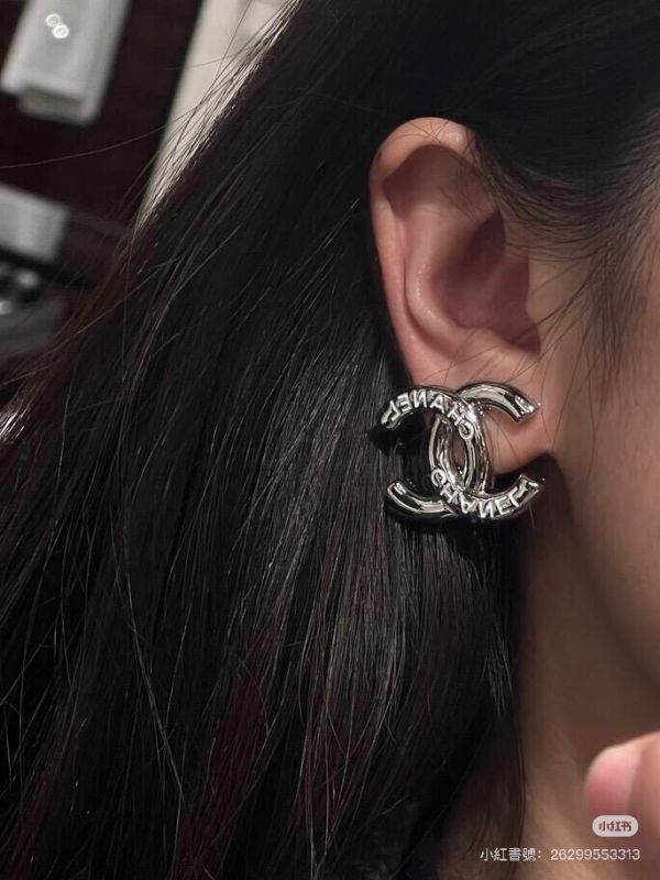 CHANEL 25P 刻白色字母耳夾 buywithada,france,全球代購,歐洲,exquisite,quality goods,posh,fancy,luxurious