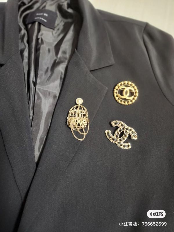 CHANEL 金色愛心logo胸針 現貨甜甜價 buywithada,france,全球代購,歐洲,exquisite,quality goods,posh,fancy,luxurious