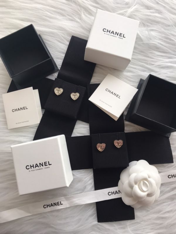 CHANEL 24S 白色雙愛心耳環 buywithada,france,全球代購,歐洲,exquisite,quality goods,posh,fancy,luxurious