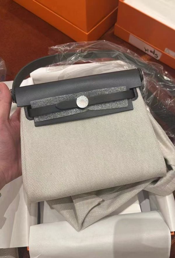 Hermes Mini herbag 石板灰色皮部分拼接，白色 冰川藍帆布 buywithada,france,全球代購,歐洲,exquisite,quality goods,posh,fancy,luxurious
