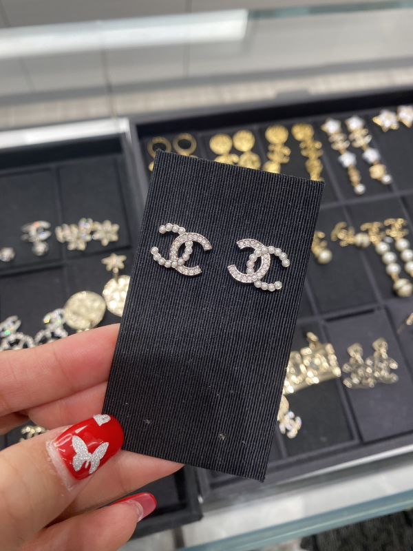 CHANEL 半珍珠半水鑽CC耳針 buywithada,france,全球代購,歐洲,exquisite,quality goods,posh,fancy,luxurious