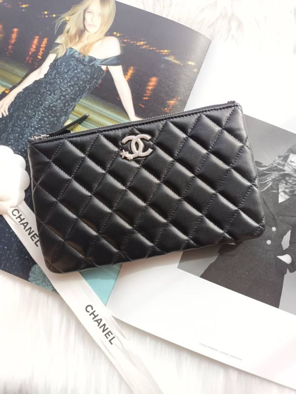 CHANEL 24限量 雙c流星LOGO 一字拉鍊手拿包 中號 黑羊銀釦 buywithada,france,全球代購,歐洲,exquisite,quality goods,posh,fancy,luxurious