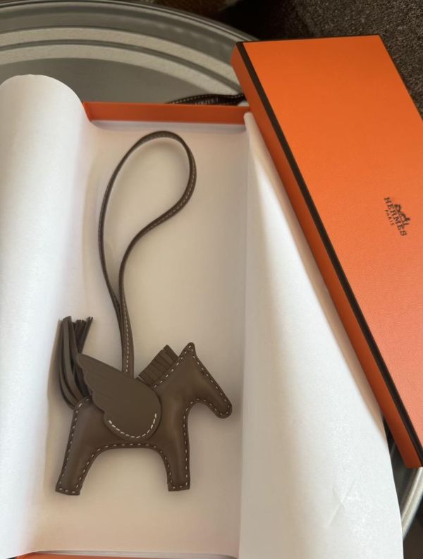 Hermès RODEO 大象灰 白線飛馬 現貨 代購,精品,ADA商店,網路商城,預約面交,buywithada,france,全球代購,歐洲,hermes,CHANEL,celine,lv,balenciaga,香奈兒,愛馬仕,路易威登,巴黎世家,VCA,CHROME HEARTS,克羅心,梵克雅寶,勾雅,高雅德,GOYARD