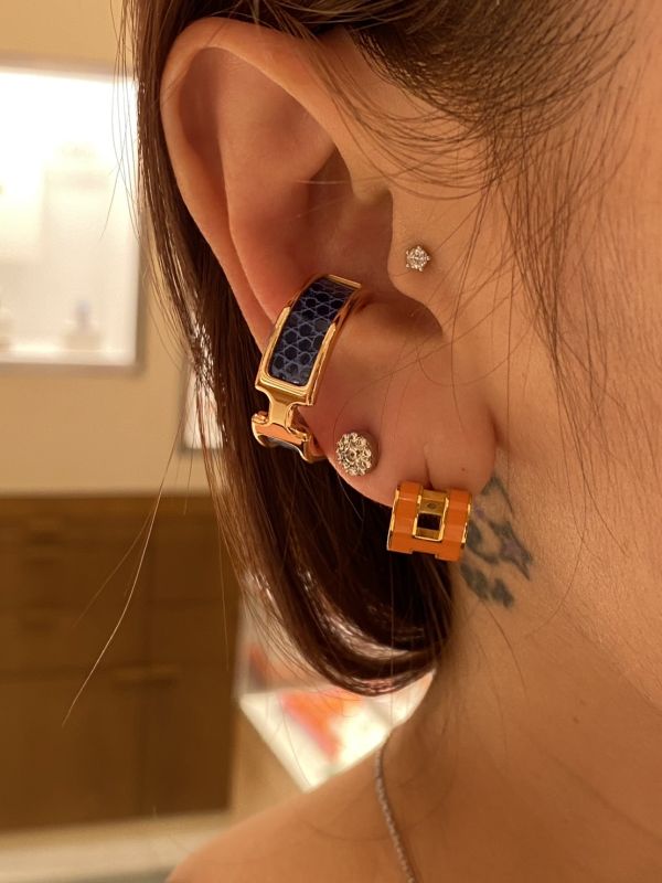 HERMES Olympe 中號耳骨釦 藍色金釦 蜥蜴皮革 buywithada,france,全球代購,歐洲,exquisite,quality goods,posh,fancy,luxurious