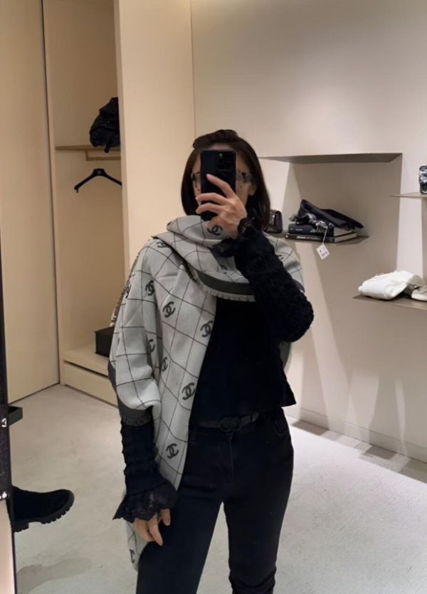 CHANEL 25P 灰色滿版logo雙面圍巾披肩 90*90 buywithada,france,全球代購,歐洲,exquisite,quality goods,posh,fancy,luxurious