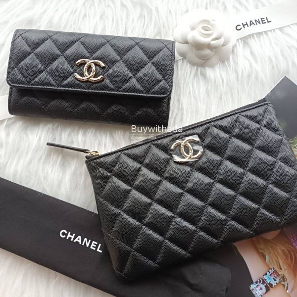 CHANEL 24S 最新雕刻金屬logo 黑荔枝牛 手拿包 buywithada,france,全球代購,歐洲,exquisite,quality goods,posh,fancy,luxurious